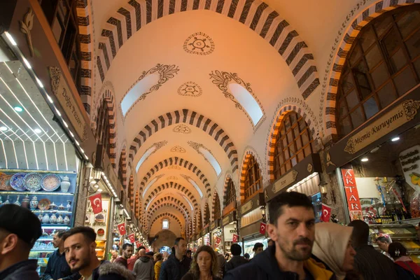 ISTANBUL, TURKEY - Ekim 2018: Grand Bazaar turistler arasında geleneksel ve popüler bir pazardır. Çok çeşitli ürünler..