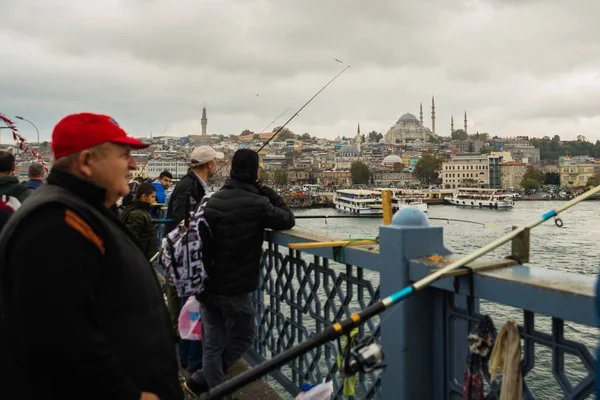 ISTANBUL, TURCHIA - OTTOBRE 2018: persone che pescano dal ponte di Galata in tempo nuvoloso . — Foto Stock