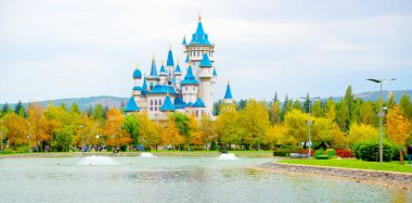 Eskisehir, Türkiye: Eskisehir 'in sembolü haline gelen Peri Masalı Kalesi. Sazova Parkı veya Bilim Sanatı ve Kültür Parkı. Eskisehir, Anadolu 'nun merkezinde modern bir şehirdir..