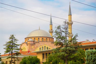 ESKISEHIR, TURKEY - Ekim 2018: Eskisehir 'de Resadiye Caddesi ve Resadiye Camii manzarası. Eskisehir Türkiye 'de daha popüler bir turizm beldesi.