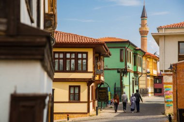 Cami minaresi ve tipik bir Türk evi. Odunpazari 'den tarihi evler ve caddeler. Eskisehir. Eskisehir Türkiye 'de daha popüler bir turizm arızası.