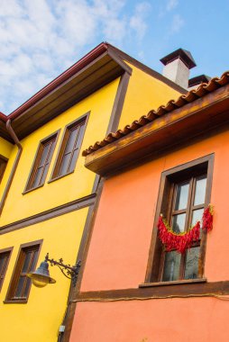 Eskisehir, Türkiye: Biber pencerede kuruyor. Eskisehir 'deki renkli Odunpazari semti evleri. Eskisehir Türkiye 'de daha popüler bir turizm arızası.