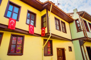 Eskisehir, Türkiye: Sokaklarda Türk bayrağı olan geleneksel bir ev. Eskisehir Türkiye 'de daha popüler bir turizm arızası.