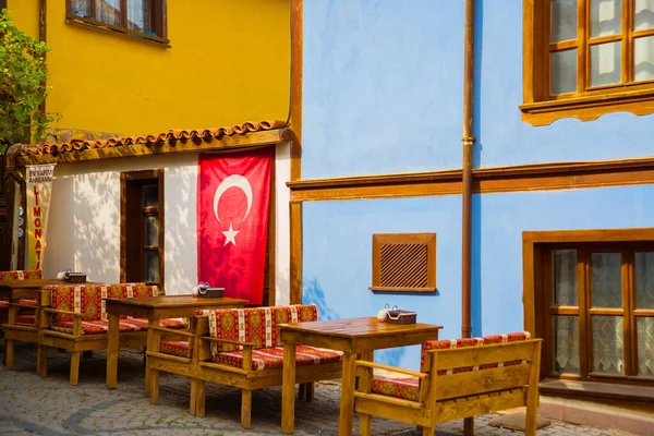 Eskisehir Turki Rumah Tradisional Dengan Bendera Turki Dan Menara Masjid — Stok Foto