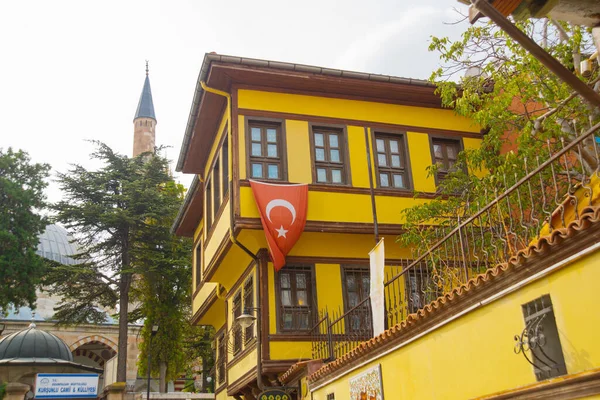 Eskisehir 土耳其 传统房屋 街上有土耳其国旗和清真寺尖塔 Eskisehir是土耳其最受欢迎的旅游胜地 — 图库照片