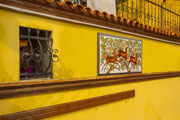 漂亮的装饰面板上的房子用水果和鹿装饰 奥敦帕萨里的历史家园和街道 爱斯基摩人Eskisehir是土耳其最受欢迎的旅游胜地 — 图库照片