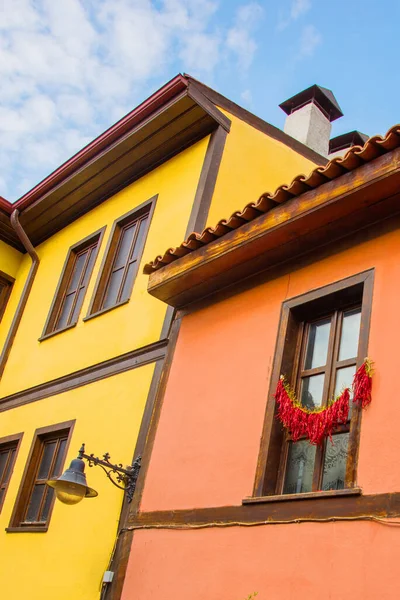 トルコのエスキシーヒル ペッパーは窓に乾く カラフルなOdunpazari地区の家はエスキシーヒル市で表示されます エスキシーヒルはトルコで人気の観光地です — ストック写真