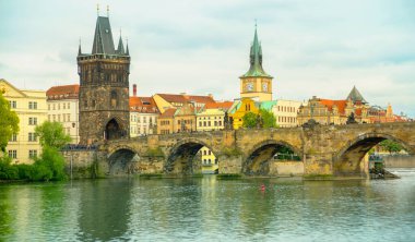 Prag, Çek Cumhuriyeti, Avrupa: tarihi Charles Köprüsü ve Vltava Nehri ile ufuk çizgisi