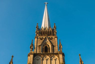 PETROPOLIS, RIO DE JANEIRO, BRAZİL - Nisan 2019: Petropolis Katedrali. Aziz Peter Kilisesi. Güzel Katolik Katedrali Mavi gökyüzüne karşı.