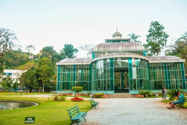 PETROPOLIS, RIO DE JANEIRO, BRAZIL - Nisan 2019: Kristal Saray, Veliaht Prenses Isabel için kocasının hediyesi olarak 1884 yılında inşa edilen cam ve çelik bir yapıdır..