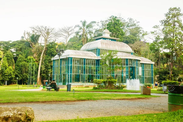 PETROPOLIS, RIO DE JANEIRO, BRAZIL - Nisan 2019: Kristal Saray, Veliaht Prenses Isabel için kocasının hediyesi olarak 1884 yılında inşa edilen cam ve çelik bir yapıdır..