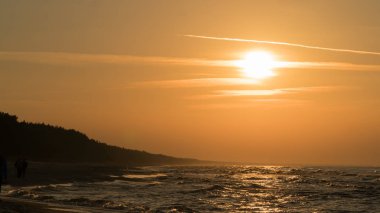 Bir deniz üzerinde altın günbatımı