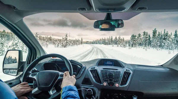 Bir orman yoluyla sürüş