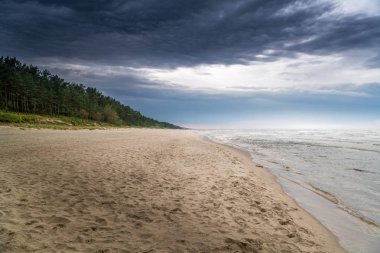Bir plaj üzerinde kara bulutlar