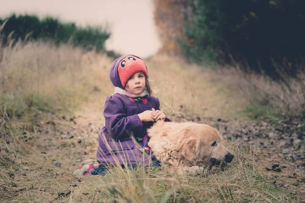 Kleines Mädchen mit Hund — Stockfoto