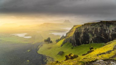 İzlanda kayalık tepeler üzerinde gündoğumu