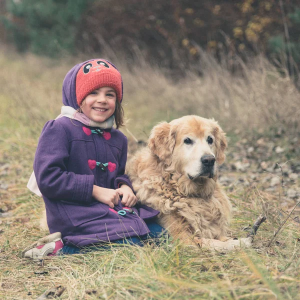 Mädchen mit Hund — Stockfoto