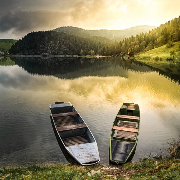Barcos viejos en un lago Imagen de stock
