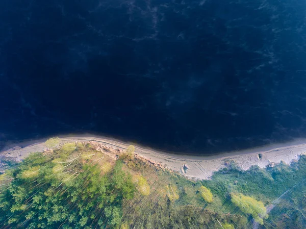Bir göl kıyısında havadan görünümü