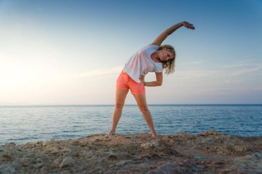 sabah egzersizleri yapıyor kadın