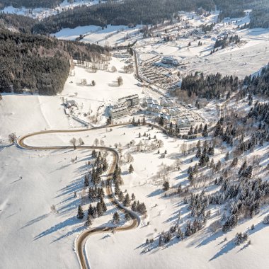 Dağlara giden yol karla kaplı.