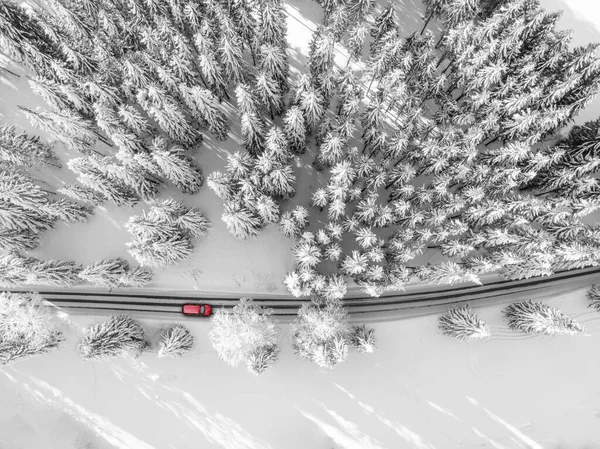 Camino a ninguna parte. Un coche que conduce a través de un camino nevado . Imagen de stock
