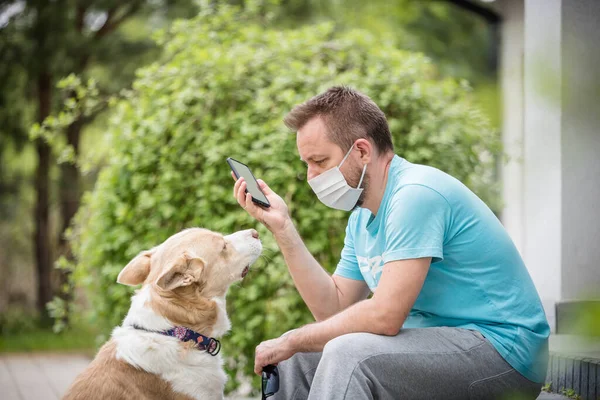 Akıllı telefonlu bir maske takan adam