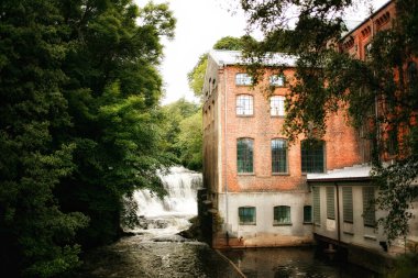 Oslo 'da nehir kenarındaki ev.