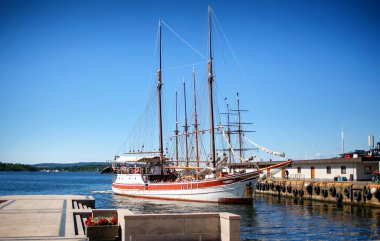 Oslo rıhtımında fırkateyn