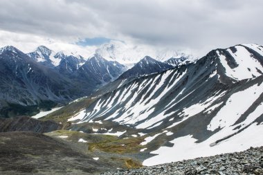 Karaturek dağ geçidi bulutlu havalarda üzerinden görüntülemek