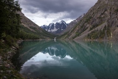 Akşam güzel Shavlinsky göl.