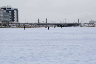 Kış cityscape insanlarla. 1