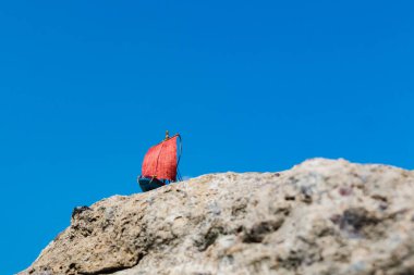 Doğal arka planda kırmızı yelkenli renkli bir Mısır teknesi.