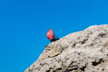 Doğal arka planda kırmızı yelkenli renkli bir Mısır teknesi.