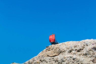 Doğal arka planda kırmızı yelkenli renkli bir Mısır teknesi.