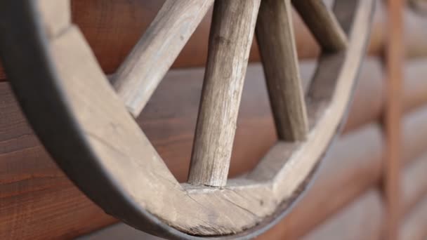 Oude houten decoratieve wiel. Close-up. — Stockvideo