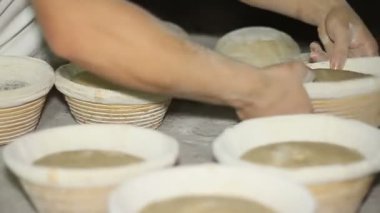 Ekmek. Erkekler plaka üzerinde formlardan oluşan ekmek düzenleme.