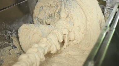 Ekmek. Hamur yoğurucu içinde karıştırılır