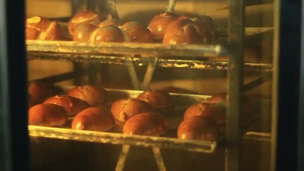 Bakkerij. Bagels worden gebakken in de oven — Stockvideo