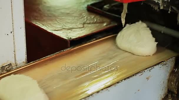 Ekmek. Hamur Konveyör bant düşüyor — Stok video