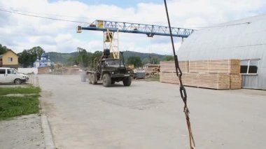 Kereste fabrikası. Kamyon gidiyor
