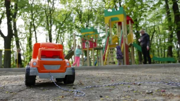 Speelgoed vrachtwagen op de speelplaats — Stockvideo