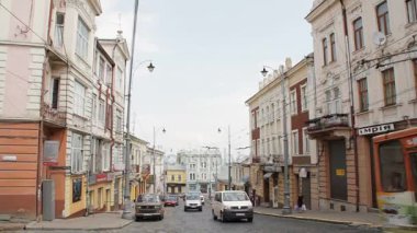 Chernivtsi, Ukrayna. Sokak, arabaların, troleybüs.