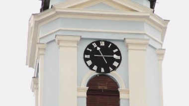 Chernivtsi kule Belediye binasında saat