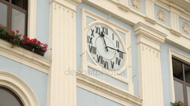 Saat yönü Chernivtsi Belediye Binası. Yakın çekim.