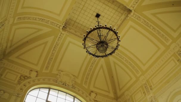 Tchernivtsi, la gare. Panorama du plafond à la billetterie — Video