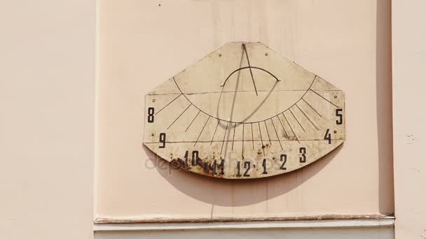 Reloj de sol en la Iglesia, Chernivtsi, Ucrania. Primer plano . — Vídeo de stock