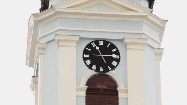 Uhr am Turm des Tscherniwzi-Rathauses — Stockvideo