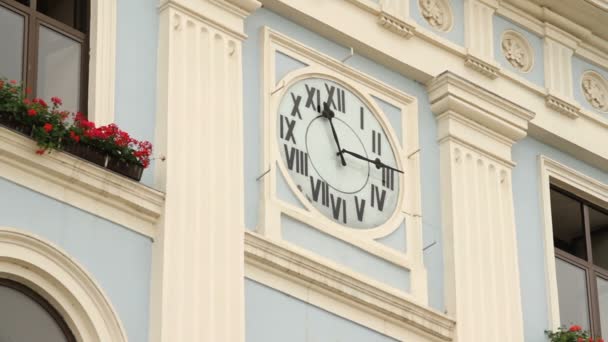 Klok op het stadhuis van Tsjernivtsi. Close-up. — Stockvideo