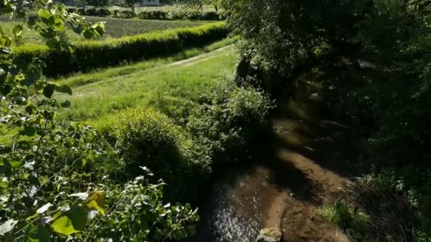 Kleine rivier in het dorp — Stockvideo
